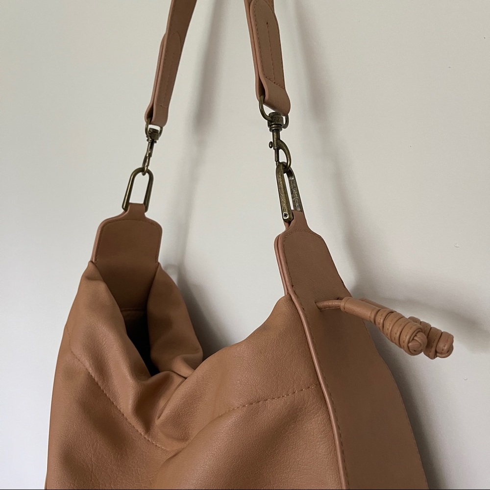 Universal Thread Shoulder Bag - Picture 2 of 8